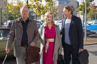 In aller Freundschaft – Sarah Marquardt (Alexa Maria Surholt) begrüßt morgens vor der Sachsenklinik gutgelaunt ihre neuen alten Mitarbeiter Dr. Roland Heilmann (Thomas Rühmann, li.) und Dr. Martin Stein (Bernhard Bettermann, re.).