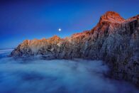 Bergwelten – Bergkette und Mond in der Nacht im Triglav Nationalpark