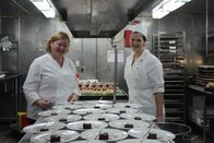 Verrückt nach Meer – Patisserie-Chefin Roberta und Patisserie-Praktikantin Agnes arbeiten an dem speziellen Valentinsdessert.