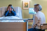 In aller Freundschaft – Dr. Ina Schulte (Isabell Gerschke, re.) räumt ihrer Patientin Freja Kohlhaas (Bettina Burchard, li.) gegenüber ein, dass sie einen Moment zu lange gezögert hat und so möglicherweise tatsächlich an Frejas erlittener Fehlgeburt mitschuldig sein könnte.