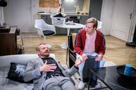 Sturm der Liebe – Erik (Sven Waasner, l.) hadert vor Gerry (Johannes Huth, r.) mit seinem geläuterten Ich.