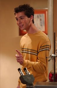 Malcolm mittendrin – Reese (Justin Berfield) ist bei dem Experiment verständlicherweise keine große Hilfe. Doch zufällig gelingt es ihm, das Enzym herzustellen ...