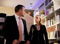 Tatort – ARD/SWR TATORT, "Das Mädchen Galina", Buch: Stefan Brüggenthies, Regie: Thomas Freundner, Uhr im ERSTEN. Langsam beginnt Tonia Högele (Ulrike Grote, rechts), an ihrem Mann Bertram (Stephan Schad, links) zu zweifeln. Die zunehmenden Konflikte zwischen den Eltern beunruhigen auch Tochter Laura (Anna Bullard-Werner, Mitte), die wegen des Mordes an ihrer Freundin ohnehin bedrückt ist.