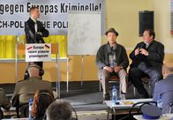 Pfarrer Braun – Pfarrer Braun (Ottfried Fischer, rechts) und Kommissar Geiger (Peter Heinrich Brix, 2. von rechts) hören dem Vortrag des polnischen Polizisten Stanlislaw Kowalsky (Klaudiusz Kaufmann) zu.