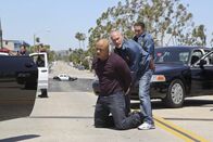 Navy CIS: L.A. – Sam (LL Cool J, l.) wird verhaftet und des Mordes an einer Frau angeklagt. Sein Partner Callen versucht alles, um ihn zu entlasten ...