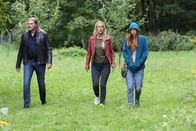 SOKO Wien – Major Carl Ribarski (Stefan Jürgens, l.), Gruppeninspektorin Penny Lanz (Lilian Klebow, M.) und Nicole Kofler (Larissa Kiers, r.) laufen durchs Gelände, um zu dem Haus zu kommen, wo sie sich verstecken können.