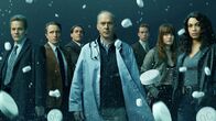 Dopesick – v.li.: Rick Mountcastle (Peter Sarsgaard), Randy Ramseyer (John Hoogenakker), Richard Sackler (Michael Stuhlbarg), Dr. Samuel Finnix (Michael Keaton), Billy Cutler (Will Poulter), Betsy Mallum (Kaitlyn Dever), Bridget Meyer (Rosario Dawson)