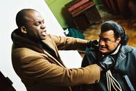 The Foreigner - Der Fremde – Der Fremde (Deobia Oparei, links) und Agent Jonathan Cold (Steven Seagal, rechts).