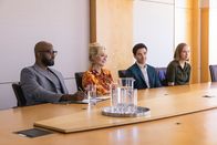 Hacks – Deborahs (Jean Smart, 2.v.l.) Karriere steht auf der Kippe: Jimmy (Paul W. Downs, 2.v.r.), Marcus (Carl Clemons-Hopkins, l.) und Ava (Hannah Einbinder, r.) verhandeln bei verschiedenen TV-Sendern für sie und ihr geplantes Stand-up-Special. Wird das reichen, um Deborahs Comeback zu sichern?