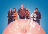 The Club – Von links: Zwo (Evelien Bosmans), Ellen (Jade Olieberg), Kirstie (Janne Desmet), Bert (Dominique Van Malder), Charlie (Roos Dickmann), Ziggy (Achraf Koutet)
