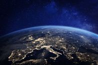 Spacetime – Europa bei Nacht aus dem Weltraum betrachtet, mit Lichtern der Städte, die menschliche Aktivitäten in Deutschland, Frankreich, Spanien, Italien und anderen Ländern zeigen, 3D-Rendering des Planeten Erde, Elemente der NASA
