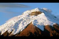 Leben mit Vulkanen – Der Cotopaxi in den ecuadorianischen Anden ist einer der höchsten aktiven Vulkane der Erde. Sein Gipfelgletscher wird ständig überwacht, denn bei einem Ausbruch schmilzt das Eis und es bilden sich Schlammlawinen, die verheerende Schäden anrichten.