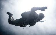 Hunter Killer – Bill Beaman (Toby Stephens) und sein SEALs-Team springen per Fallschirm am Einsatzort ab.