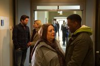 SOKO Stuttgart – Große Abschiedsszene zwischen Sammy Pendo (David Wurawa, r.) und Teresa Seidel (Martina Eitner-Acheampong, 2.v.r). Martina Seiffert (Astrid M. Fünderich, 2.v.l.) und Jo Stoll (Peter Ketnath, l.) halten sich diskret zurück.
