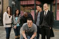 How I Met Your Mother – Das Montagsspiel: Robin (Cobie Smulders, l.), Lily (Alyson Hannigan, 2.v.l.), Emmitt Smith (Emmitt Smith, M.), Barney (Neil Patrick Harris, r.), Marshall (Jason Segel, vorne) und Ted (Josh Radnor, 2.v.r.) ...