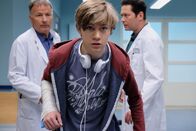 In aller Freundschaft – Dr. Brentano (Thomas Koch, hinten rechts) behandelt Max (Alessandro Schuster, vorn Mitte), der weder seinen vollen Namen angeben will noch eine Krankenkassen-Karte hat. Max wollte die Behandlung seiner gebrochenen Hand bar bezahlen. Klinikchef Dr. Roland Heilmann (Thomas Rühmann) erklärt Max, dass sie bei der Behandlung Minderjähriger die Eltern informieren müssen. Und wenn Max das nicht will, dann eben das Jugendamt. Diese Informationen reichen Max und er flüchtet aus der Klinik.