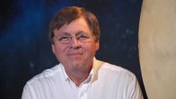 Spacetime – Bildunterschrift: Prof. Dr. Ulrich Walter lehrt für gewöhnlich Raumfahrttechnik an der Technischen Universität München. In der dritten Folge "Spacetime" erklärt er unter anderem, welche Risiken Astronauten bei der Reise ins All auf sich nehmen müssen.