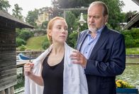 Der Alte – Nora Schubert (Franziska Petri, l.) und ihr ermordeter Bruder hatten ein sehr inniges Verhältnis: Sie wohnten zusammen, arbeiteten zusammen und besaßen zusammen ein Haus am Starnberger See. Hauptkommissar Voss (Jan-Gregor Kremp, r.) vermutet, dass Nora noch deutlich mehr zum Privatleben ihres Bruders sagen könnte, als sie vorgibt.
