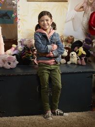 Lucifer – (1. Staffel) - Die junge Trixie (Scarlett Estevez) findet sofort Gefallen an dem mysteriösen neuen Mann im Leben ihrer Mutter Chloe ...