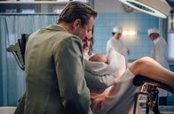 Charité – Nach der Enbindung kommt Prof. Prokop (Philip Hochmair, l) zu seiner Frau Helmi (Hana Baronová) und seinem Baby in den Kreißaal.