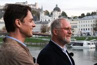 Orte der Kindheit – Peter Schneeberger und Harald Krassnitzer an der Salzach in Salzburg.