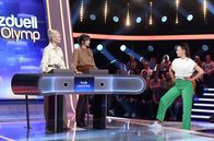 Quizduell-Olymp – Moderatorin Esther Sedlaczek (r.) mit den Kandidatinnen des Teams "Laufsteg": Franziska Knuppe (l.) und Eva Padberg (2.v.l.), beide Models.