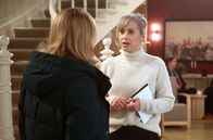 Rote Rosen – Katrin (Nicole Ernst, r.) erzählt Britta (Jelena Mitschke, l.) aufgewühlt von dem Erlebnis des Tandemsprungs.