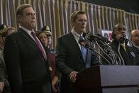 Patriots Day – Um die Öffentlichkeit bei der Suche nach den Attentätern einzubinden informiert FBI Special Agent Richard DesLauriers (Kevin Bacon) und Commissioner Ed Davis (John Goodman) die Medien über den Stand der Ermittlungen.