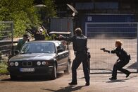 Notruf Hafenkante – Henning (Uwe Fellensiek, M.) und Jule (Wolke Hegenbarth, r.) nehmen einen Schieberring hoch.