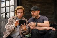 Oxen – Margrethe (Josephine Park) und Niels (Jacob Lohmann) schauen sich Videos von der Jagdgesellschaft auf Schloss Nørlund an.