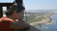 Swimmingpool am Golan – Die Filmemacherin Esther Zimmering begibt sich in Berlin und Israel auf die Suche nach den großen Ideen des Sozialismus, denen ihre Vorfahren gefolgt sind und stößt auf Konflikte und Geheimnisse. Sowohl auf israelischer als auch auf ostdeutscher Seite tauchen politisch brisante Lücken in den Biographien der Familien auf. - Esther Zimmering am nördlichsten Punkt Israels an der Grenze zum Libanon, 2013.