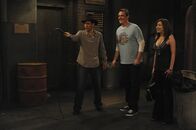 How I Met Your Mother – Lily (Alyson Hannigan, r.) und Marshall (Jason Segel, M.) haben eine besondere Überraschung für Ted (Josh Radnor, l.) ...