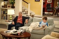 Last Man Standing – Bud (Robert Forster, l.) hält an den alten Erziehungsmethoden fest, und das bekommt vor allem Boyd (Flynn Morrison, r.) zu spüren ...