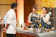 Familien-Kochduell – Steffen Henssler, Sara Carrasco García, Berta Carrasco Grau (v.l.n.r.)