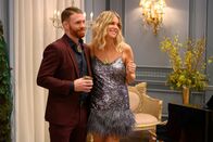 Hacks – DJ (Kaitlin Olson) verkündet auf ihrer Geburtstagsfeier zusammen mit Aidan (Paul Felder) eine Überraschung, mit der niemand gerechnet hat.