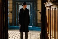 Vienna Blood – Max Liebermann (Matthew Beard) in einem Wiener Hinterhof, auf der Suche nach dem Täter.