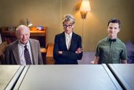 Young Sheldon – (v.li.): Wallace Shawn (Dr. Sturgis), Wendie Malick (Präsident Hagemeyer), Iain Armitage (Sheldon Cooper).
