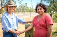 Total Control – Die australische Premierministerin Rachel Anderson (Rachel Griffiths, li.) scheut keine Mühe, um Alex Irving (Deborah Mailman, re.) in den Senat zu holen. Dass sie dafür höchstpersönlich nach Winton reist, überzeugt Alex schließlich.