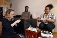 Signes – Signes Flucht und Integration Eritreisches Kaffeeritual bei Natsnet und Hadish Tadesse zuhause Copyright: SRF/RTS