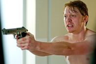 Wild Target - Sein schärfstes Ziel – ARD WILD TARGET - ROMANZE IN BLEI (wild target), Großbritannien 2008, Regie Jonathan Lynn Uhr im Ersten. Als es ernst wird, gerät der unerfahrene Tony (Rupert Grint) doch etwas in Panik.