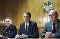 Der Code des Killers – David (David Threlfall, Mi.), Alan (Lorcan Cranitch, re.) und ihr Vorgesetzter Chapman (Robert Glenister, li.) müssen auf der Pressekonferenz eingestehen, dass ihr Verdächtiger nicht der Mörder ist.