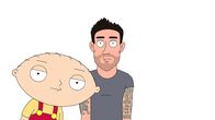 Family Guy – Stewie (l.) droht Brian mit Adam Levine (r.) Stimme - wenn er nicht macht, was er sagt ...