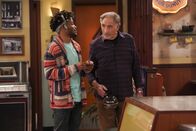 Superior Donuts – Franco Wicks (Jermaine Fowler, l.); Arthur Przybyszweski (Judd Hirsch, r.)
