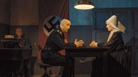 Das Netz der Freiheit – Vorne: Oficial Intérprete (Raúl Escudero), Helena Studler (Assumpta Serna)