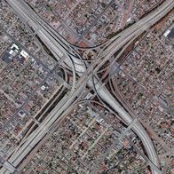 Anthropozän – Autobahnen sind aus unserem Leben nicht mehr wegzudenken. Aus der Luft sehen manche Kreuzungen wie Kunstwerke aus, so auch das Judge-Harry-Pregerson-Autobahnkreuz in Los Angeles.