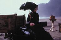 Das Piano – Ada (Holly Hunter) und Tochter Flora (Anna Paquin) warten am Strand von Neuseeland auf Adas neuen Ehemann Alistair Stewart.