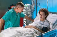 In aller Freundschaft – Da Kamela Szabo völlig uneinsichtig und unvernünftig ist, bleibt Dr. Kaminski (Udo Schenk) nichts anderes übrig. Er muss ihr ihre prekäre Lage und ihren dramatischen Gesundheitszustand mit ziemlich deutlichen Worten klarmachen.