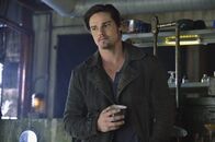 Beauty and the Beast – Die Angst, die Kontrolle zu verlieren, sollte er sich mit Cat einlassen, lässt Vincent (Jay Ryan) nicht los. Wie wird er sich entscheiden?