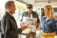Hubert und Staller – Hubert (Christian Tramitz, l.) und Staller (Helmfried von Lüttichau, M.) erfahren von der frisch gebackenen Ladenbesitzerin Barbara Hansen (Monika Gruber, r.), dass der Tote ein notorischer Schürzenjäger war.
