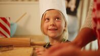 Vilda – Vilda (Sofia Sittnikow) backt mit Papa Lebkuchen.
